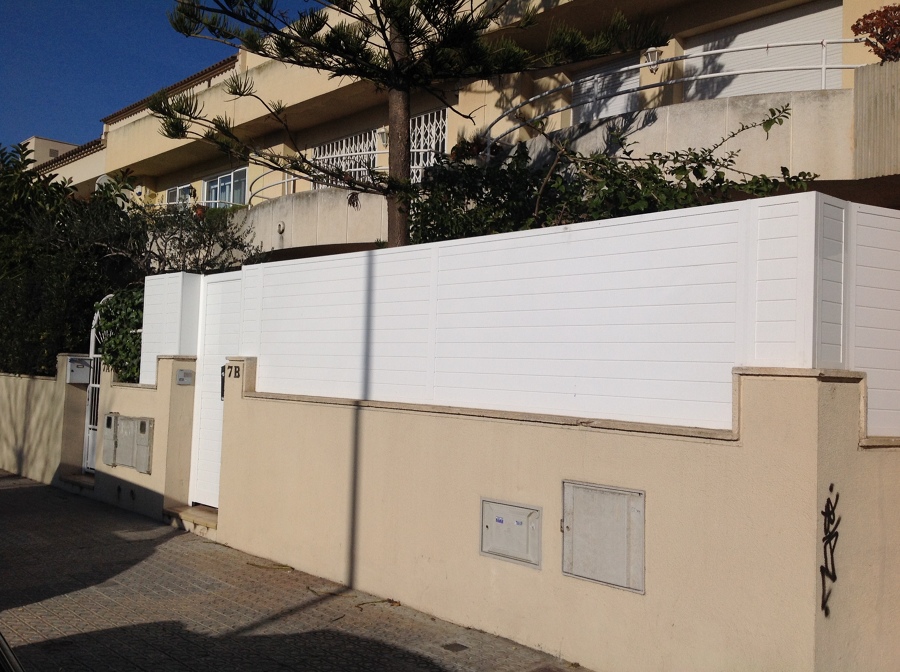 Valla y cancela exterior