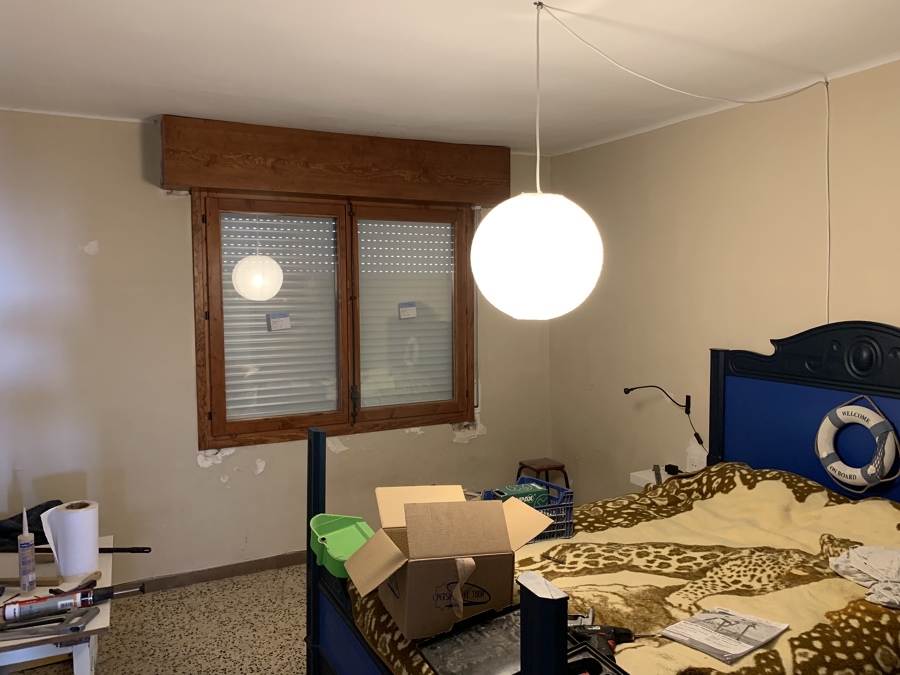 Ventana color caoba con nueva persiana de aluminio térmico