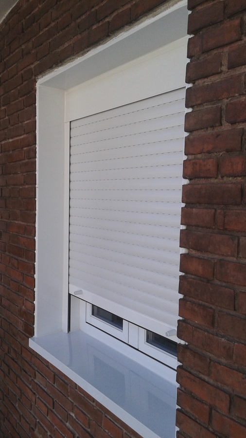 Ventana oscilo-batiente en color blanco con persiana