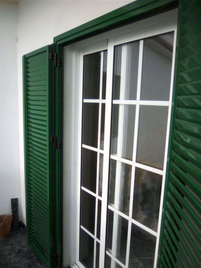 ventana y persiana con lava ovalina
