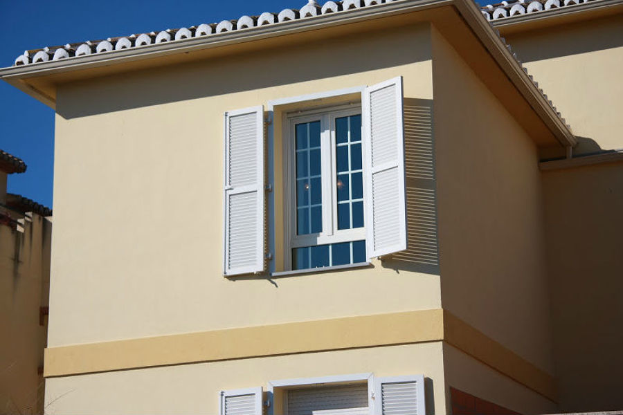 Ventanas abatibles con mallorquina en PVC