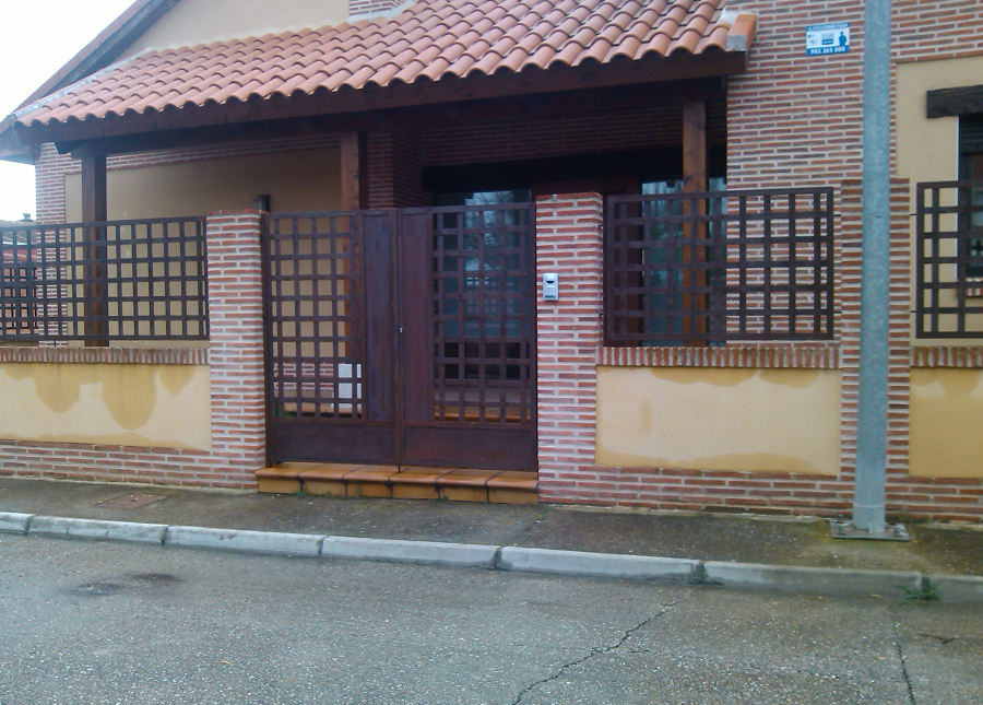 Verjado y puerta en acero corten