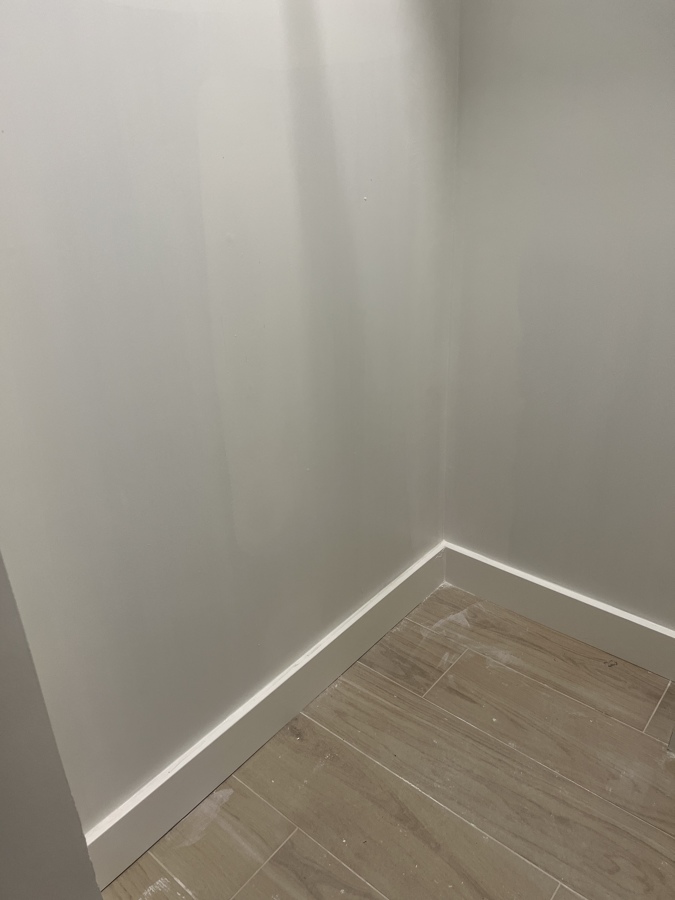 Vestidor recolocación de rodapié y pintura satinada