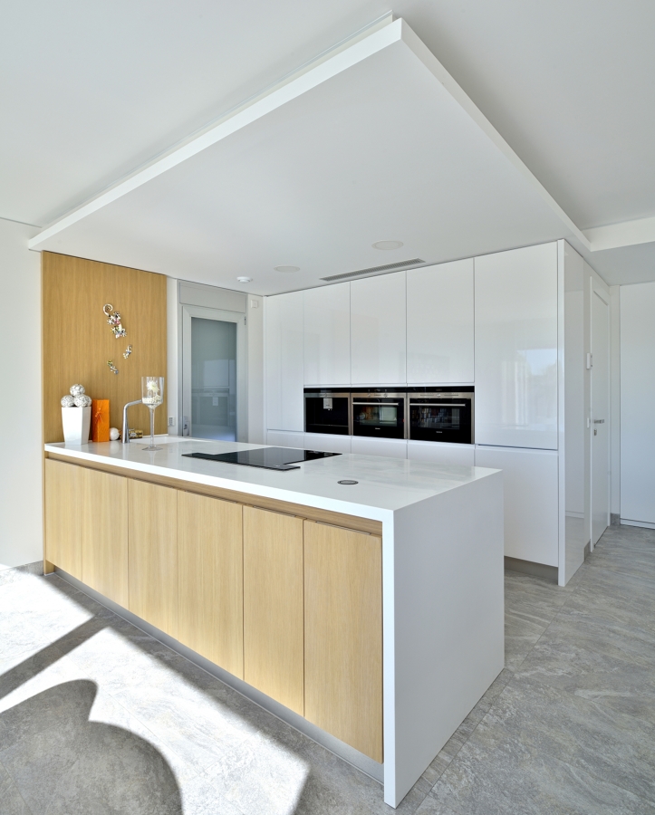 cocina blanca y beige
