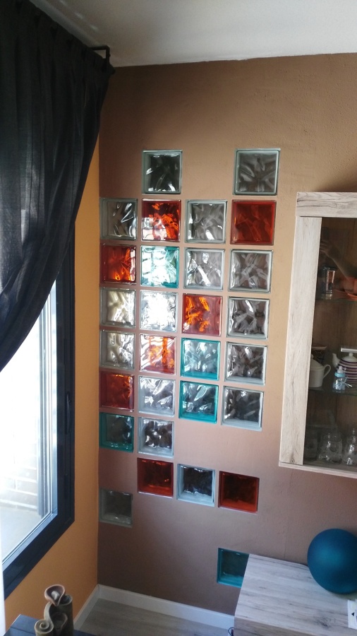 Vista de pared de salón con bloques de cristal