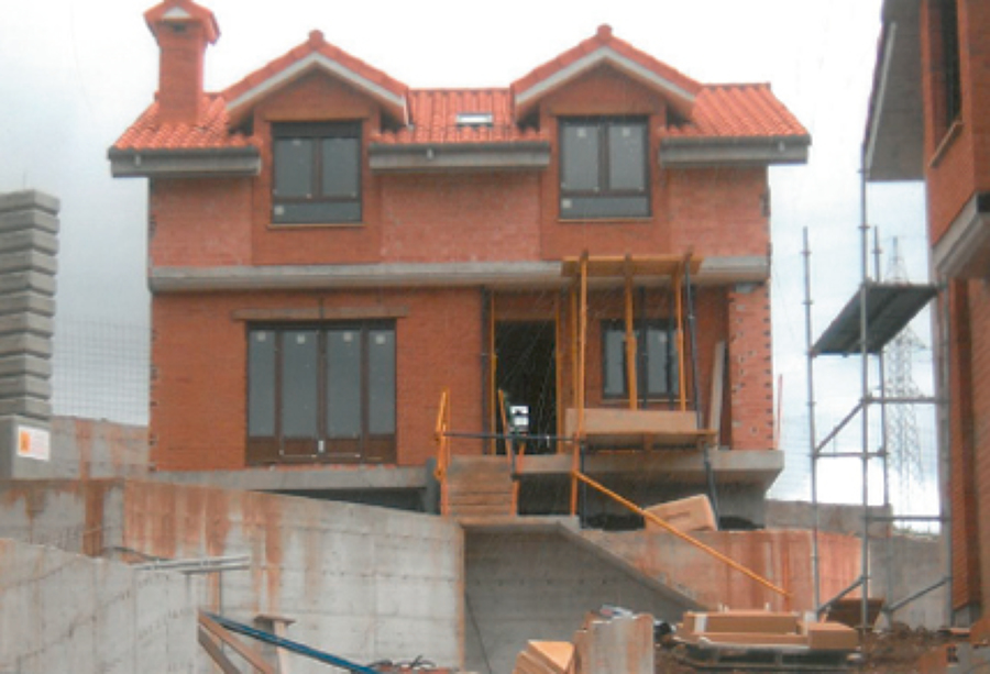 Vista frontal chalets con perimetros en ladrillo visto