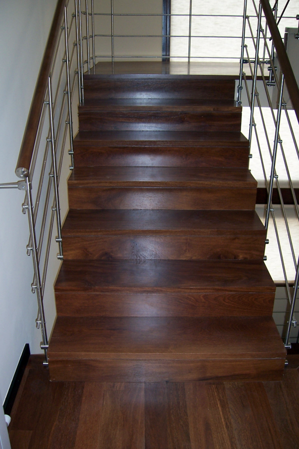 Vivienda Particular: valla, parquet interior y tarima exterior.