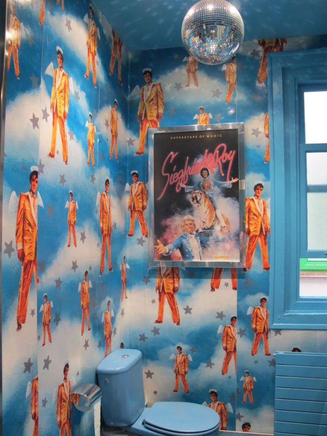 baño decorado como Elvis