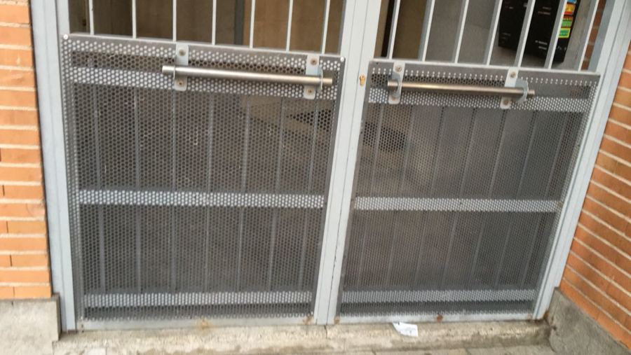 Colocacion de Zócalo Metálico en Puerta de Hierro | Ideas Mantenimiento