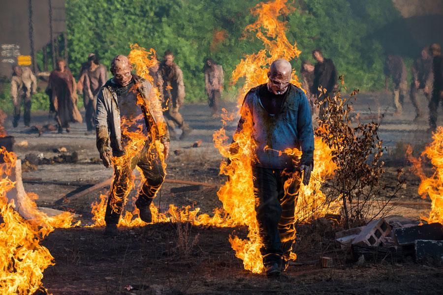 Cómo preparar tu casa para un apocalipsis zombie 22 zombies ardiendo