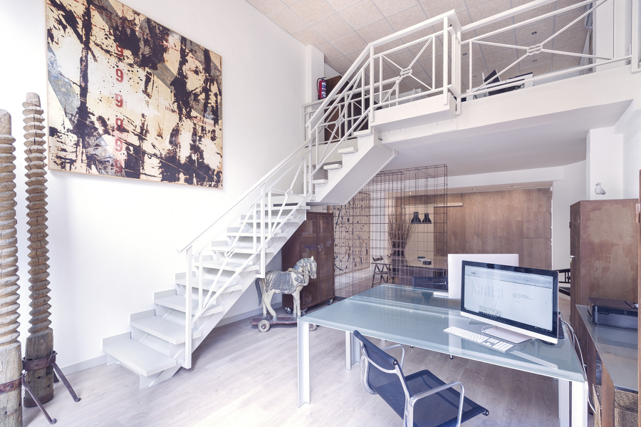 Zona de oficinas y acceso a la planta superior del loft