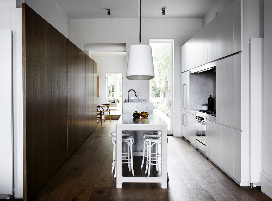Cualquier lugar es bueno para cocinar: integra tu cocina en una ... Cocina en l con isla abierta al recibidor