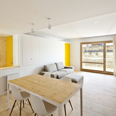 Una casa de espacios abiertos donde reina el blanco