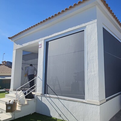 INSTALACIÓN TOLDOS BAJANTES EN PORCHE DE CHALET