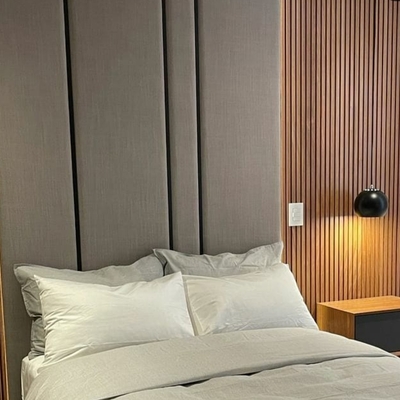 Cabecero de Dormitorio con Paneles de Madera Shihuahuaco y Textil Tapizado