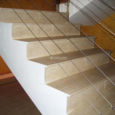 Escalera con Peldaños Porcelánicos