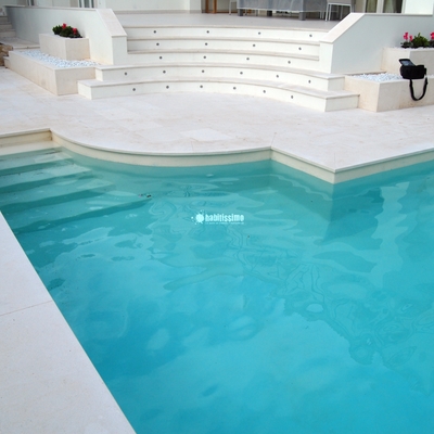 Microcemento en piscina y baños vivienda Son Vida
