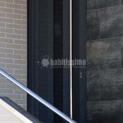 Puerta batiente de aluminio