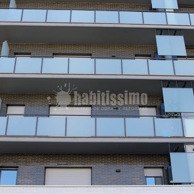 Balcon de hierro y cristal