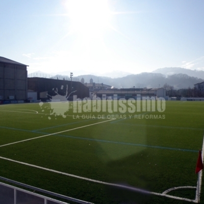 Campo De Fútbol De Hierba Artificial y Vestuarios En Elizondo