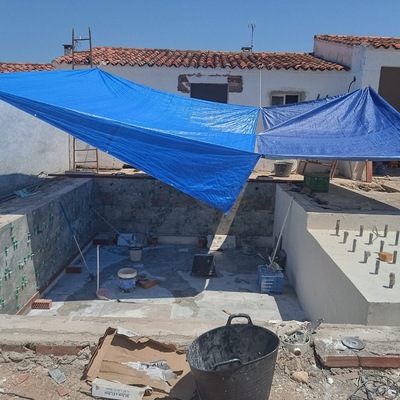 Piscina, zona chill out, aseo exterior, barbacoa.