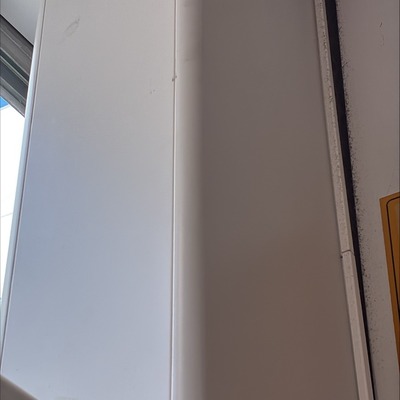 Antes de la limpieza – Rejillas y pared con acumulación de suciedad