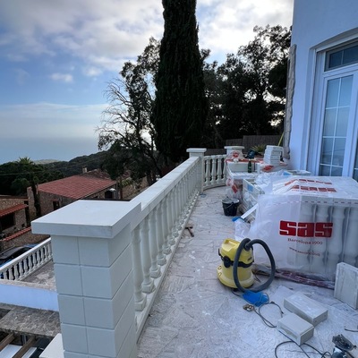 Instalación de balaustradas y revestimiento de piedra natural en vivienda unifamiliar