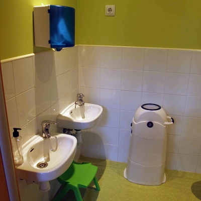 Aseo completamente equipado con sanitarios de tamaño especial