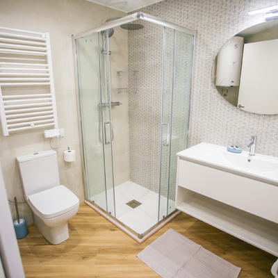 Reformas de baños, cambio de bañera por plato de ducha
