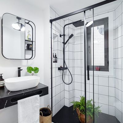 Baño en blanco y negro con ducha irregular
