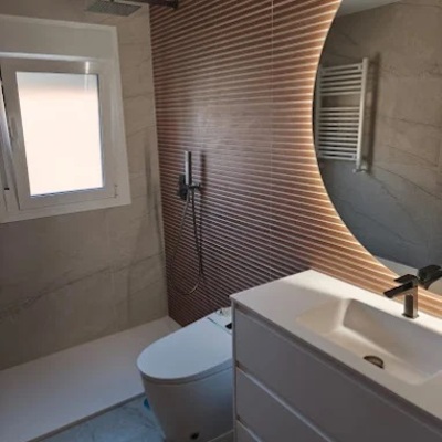 Reforma integral de baño con bañera exenta y diseño contemporáneo
