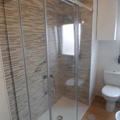 Cambio de bañera por plato de ducha con alicatado parcial en zona de ducha