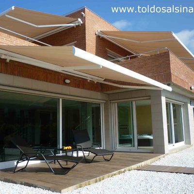 Casa equipada con toldos de última generación