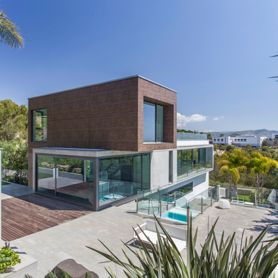 Una casa rodeada de naturaleza