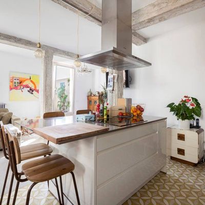 Cocina con barra abierta al salón