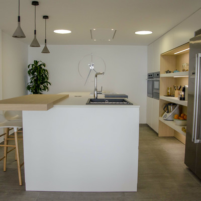Cocina con comedor de estilo nórdico