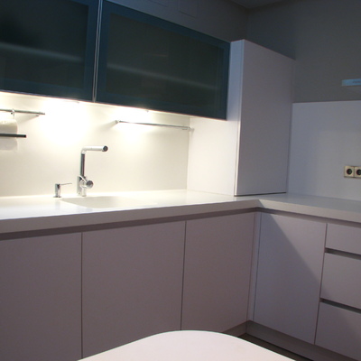 Cocina lacada con encimera en silestone blanco