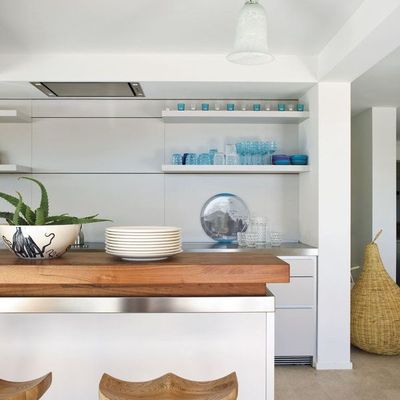 Cocina veraniega con vajilla en color azul