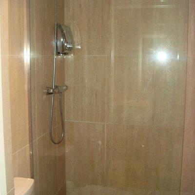 Colocación de mármol en baño principal