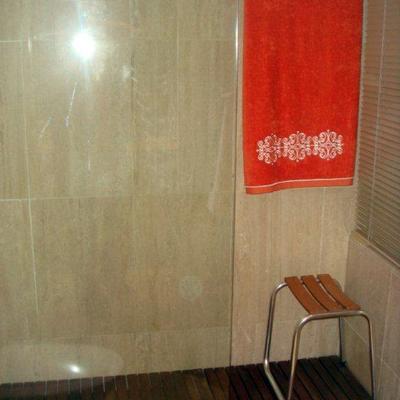 Colocación de mármol en baño principal