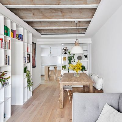 Comedor y salón con estantería a medida