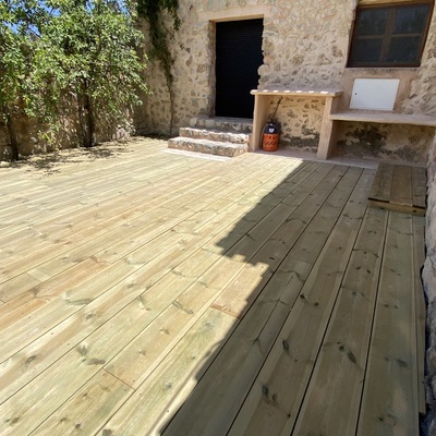 Construcción de un patio de tablas de pino
