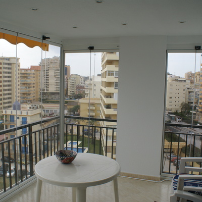 Cortina de cristal con puerta de paso para cerrar salón y terraza