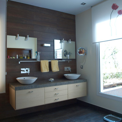 Cuarto de baño principal con vista a patio interior