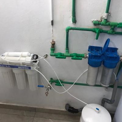 Instalación de descalcificador más filtros de entrada de agua para Bar/restaurante