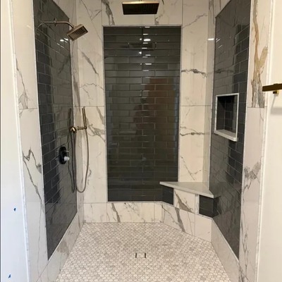 Ducha walk-in con azulejo efecto mármol