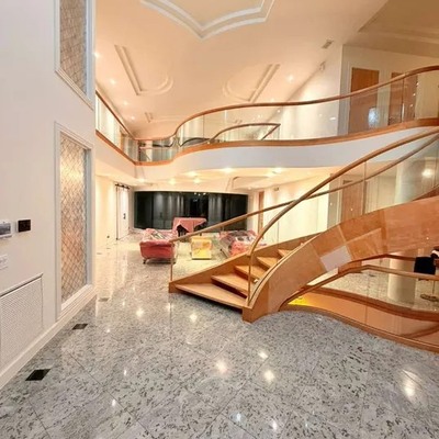 Hall con escalera y barandilla curva