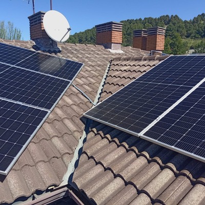 Instalación de Placas Solares en una vivienda residenciales con YOUSOLARENERGIA una excelente manera de aprovechar la energía renovable y reducir la dependencia de fuentes de energía no sostenibles.