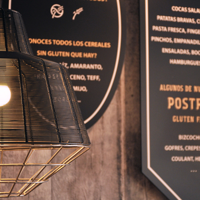 detalle iluminación cartelería rótulo pizarras