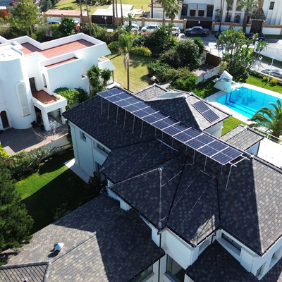 Instalación solar híbrida de 15 kW con batería de 16 kWh en Marbella